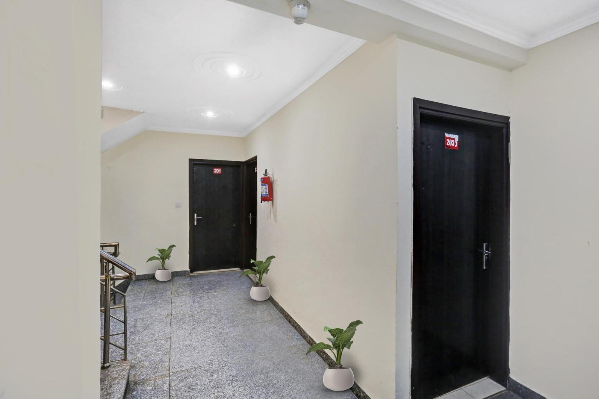 Hotel O Hotel Blue Orchid 뉴델리 외부 사진