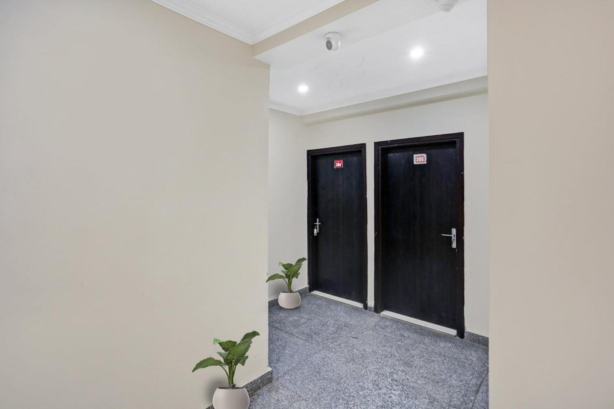 Hotel O Hotel Blue Orchid 뉴델리 외부 사진